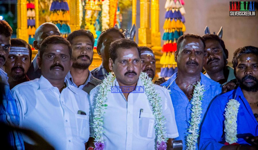 Fans Offer Special Prayers for the Success of Lingaa Photos