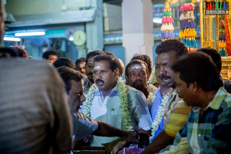Fans Offer Special Prayers for the Success of Lingaa Photos