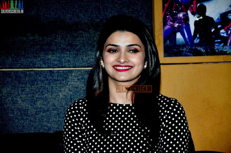 prachi-desai-gauhar-khan-new-year-plan-country-club-photos-002.jpg