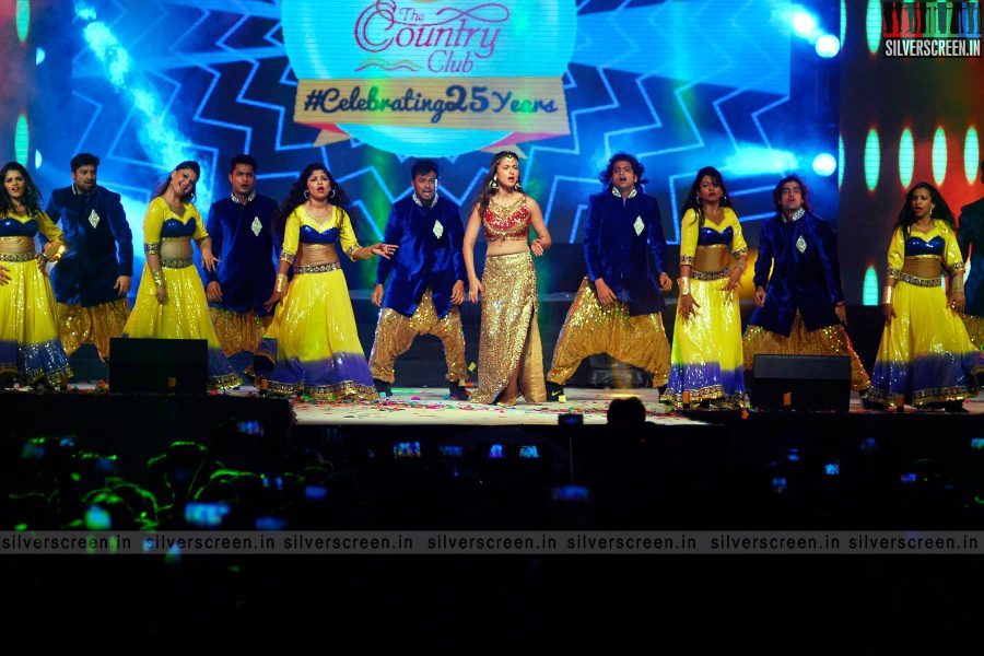actress-gauhar-khan-performs-new-year-country-club-photos-015.jpg