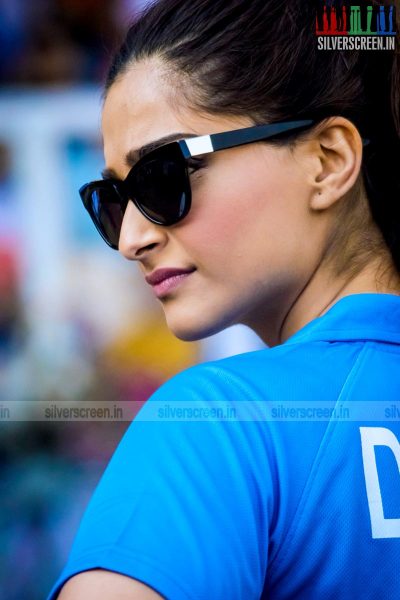 sonam-kapoor-at-ccl5-mumbai-heroes-vs-veer-marathas-match-photos-001.jpg