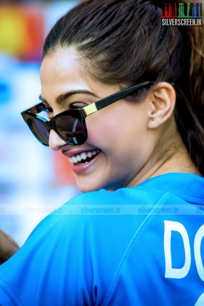 sonam-kapoor-at-ccl5-mumbai-heroes-vs-veer-marathas-match-photos-003.jpg