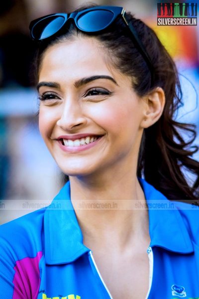 sonam-kapoor-at-ccl5-mumbai-heroes-vs-veer-marathas-match-photos-004.jpg