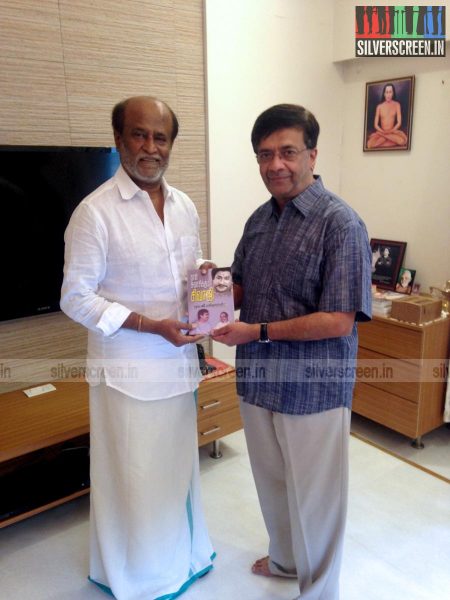 yg-mahendran-met-rajinikanth-naan-suvasikkum-sivaji-book-photos-001.jpg