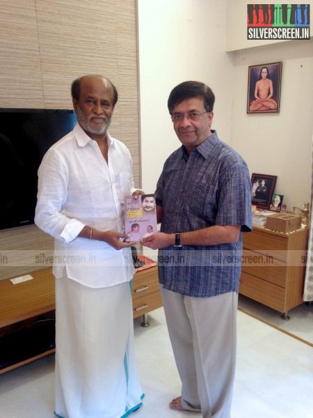 yg-mahendran-met-rajinikanth-naan-suvasikkum-sivaji-book-photos-002.jpg