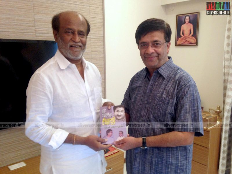 yg-mahendran-met-rajinikanth-naan-suvasikkum-sivaji-book-photos-003.jpg