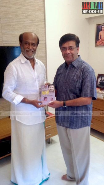 yg-mahendran-met-rajinikanth-naan-suvasikkum-sivaji-book-photos-004.jpg