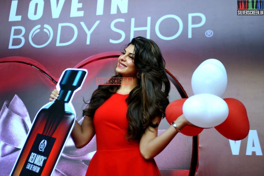 actress-jacqueline-fernandez-launches-the-body-shop-photos-035.jpg