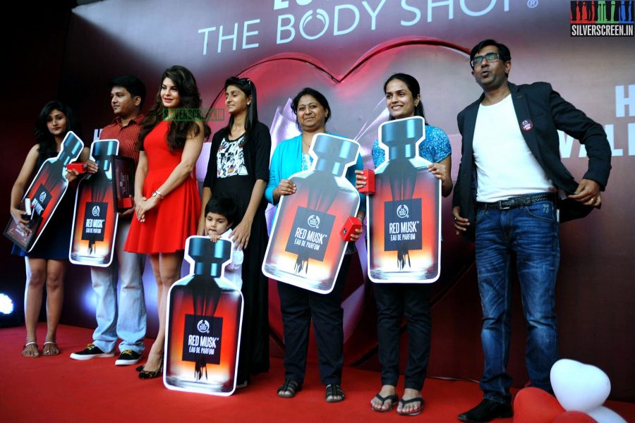 actress-jacqueline-fernandez-launches-the-body-shop-photos-044.jpg