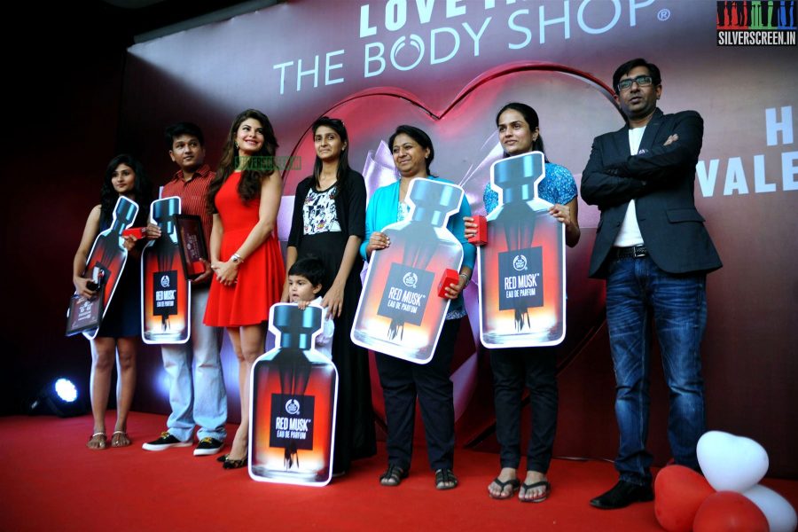 actress-jacqueline-fernandez-launches-the-body-shop-photos-045.jpg