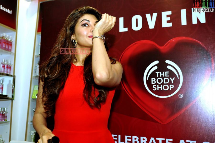 actress-jacqueline-fernandez-launches-the-body-shop-photos-057.jpg