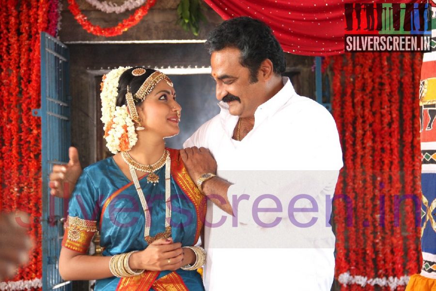 Actor Adukalam Naren and Actress Mahima Nambiar in Agathinai Movie and Working Stills