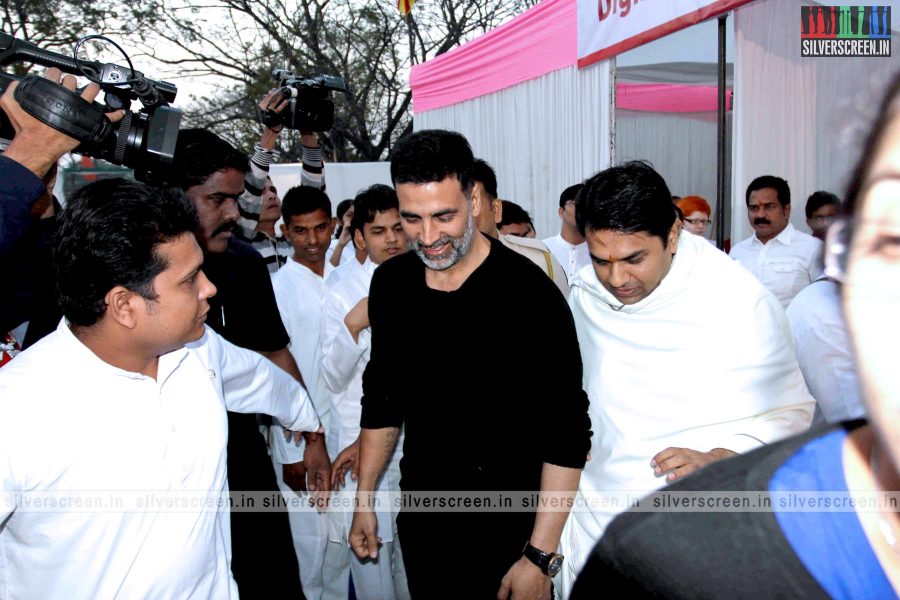 akshay-kumar-flags-off-minithon-2015-photos-001.jpg