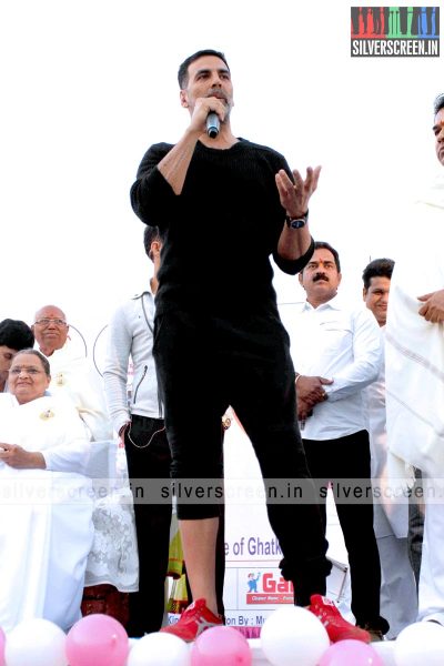 akshay-kumar-flags-off-minithon-2015-photos-007.jpg