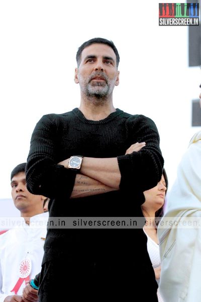 akshay-kumar-flags-off-minithon-2015-photos-009.jpg