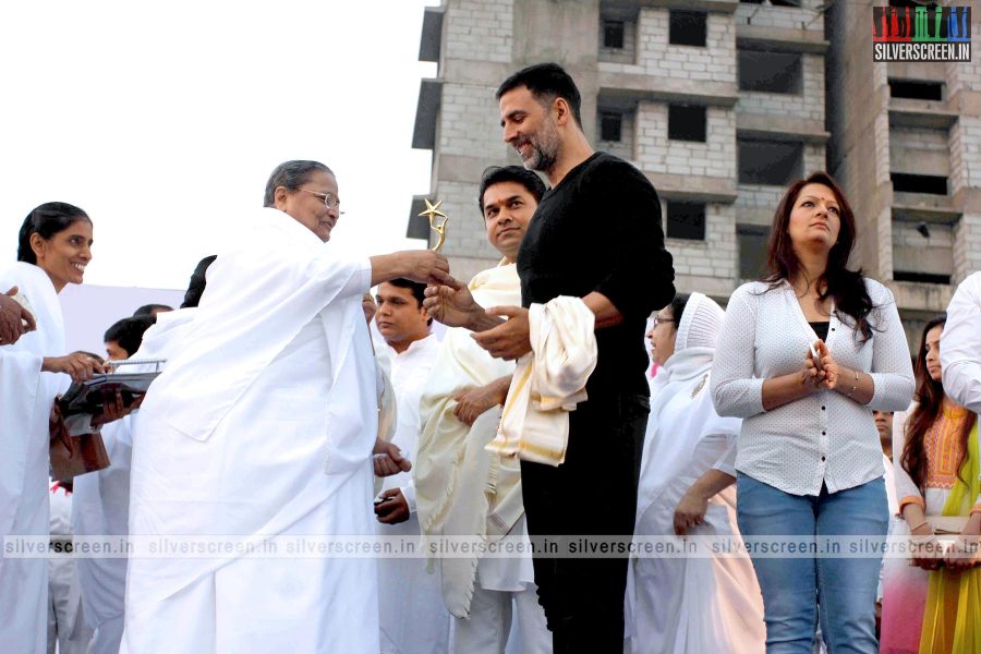 akshay-kumar-flags-off-minithon-2015-photos-011.jpg