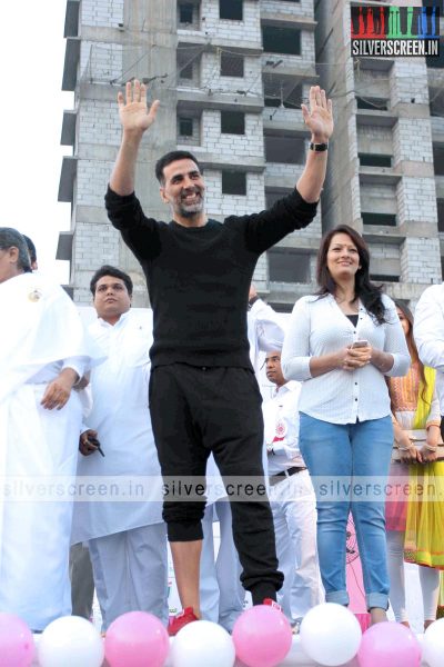 akshay-kumar-flags-off-minithon-2015-photos-012.jpg