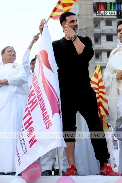 akshay-kumar-flags-off-minithon-2015-photos-017.jpg