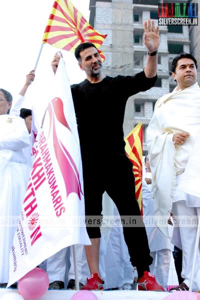 akshay-kumar-flags-off-minithon-2015-photos-018.jpg