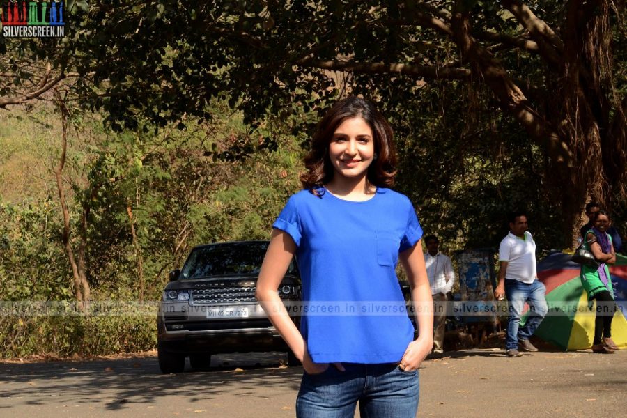 anushka-sharma-promotes-nh10-sets-lifeok-channel-photos-010.jpg