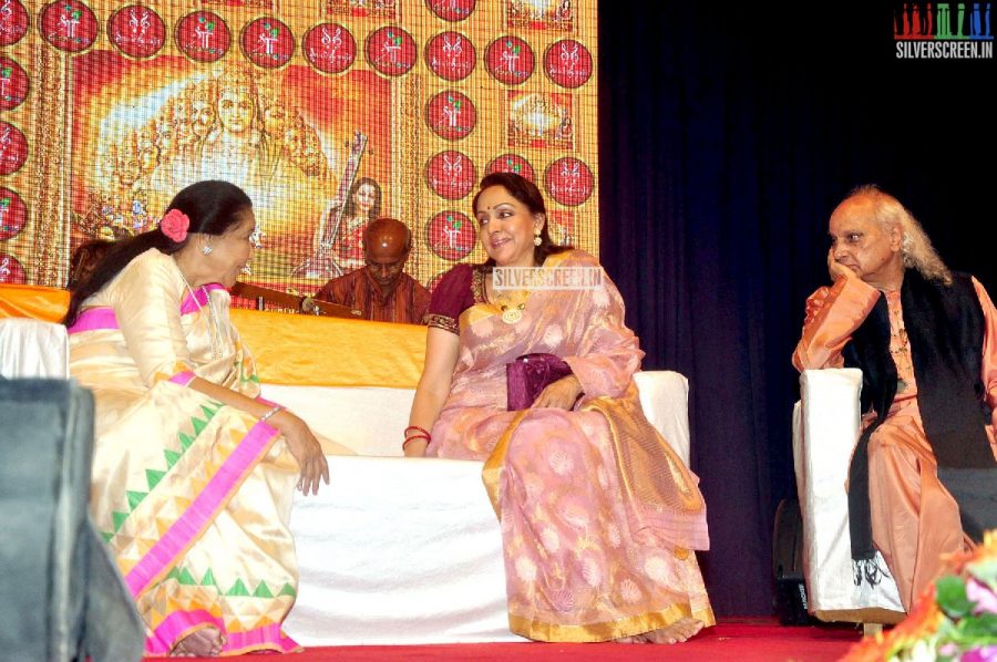 Asha Bhosle at Dr Veena Mundhra's Book launch