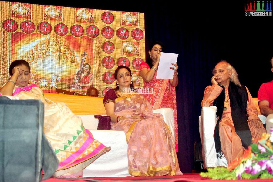 Asha Bhosle at Dr Veena Mundhra's Book launch