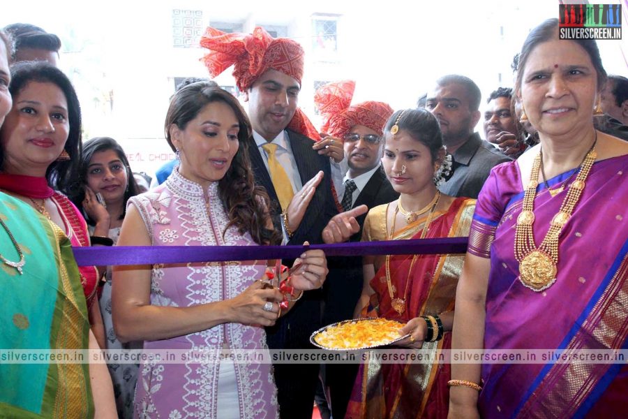 madhuri-dixit-inaugurates-pn-gadgil-jewellery-showroom-photos-001.jpg