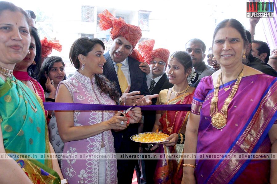 madhuri-dixit-inaugurates-pn-gadgil-jewellery-showroom-photos-002.jpg