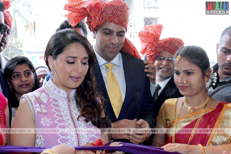 madhuri-dixit-inaugurates-pn-gadgil-jewellery-showroom-photos-003.jpg