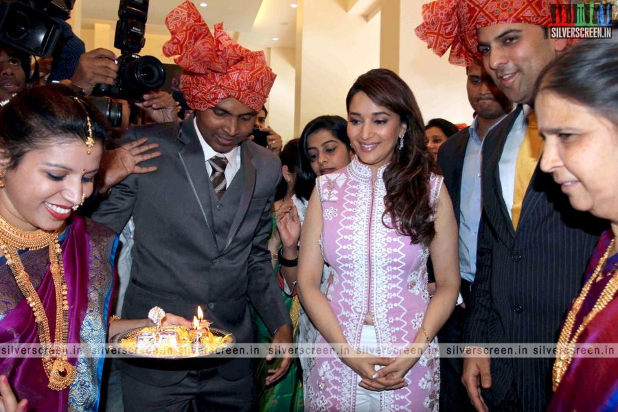 madhuri-dixit-inaugurates-pn-gadgil-jewellery-showroom-photos-004.jpg