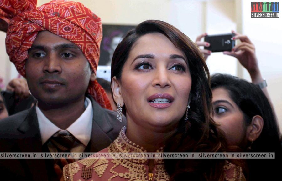 madhuri-dixit-inaugurates-pn-gadgil-jewellery-showroom-photos-006.jpg