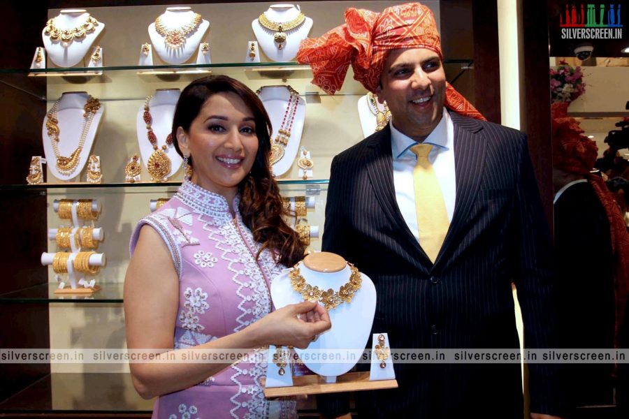 madhuri-dixit-inaugurates-pn-gadgil-jewellery-showroom-photos-008.jpg