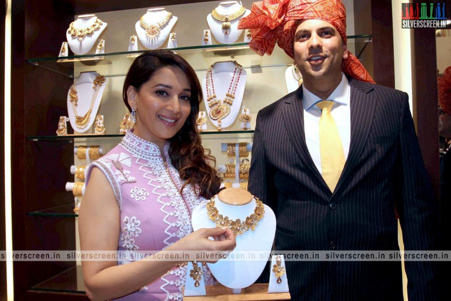 madhuri-dixit-inaugurates-pn-gadgil-jewellery-showroom-photos-009.jpg