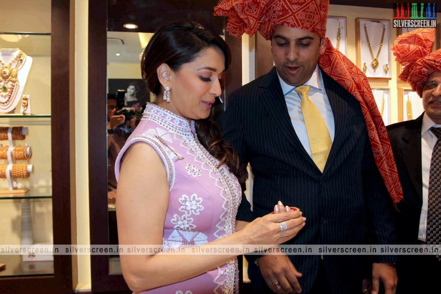 madhuri-dixit-inaugurates-pn-gadgil-jewellery-showroom-photos-010.jpg