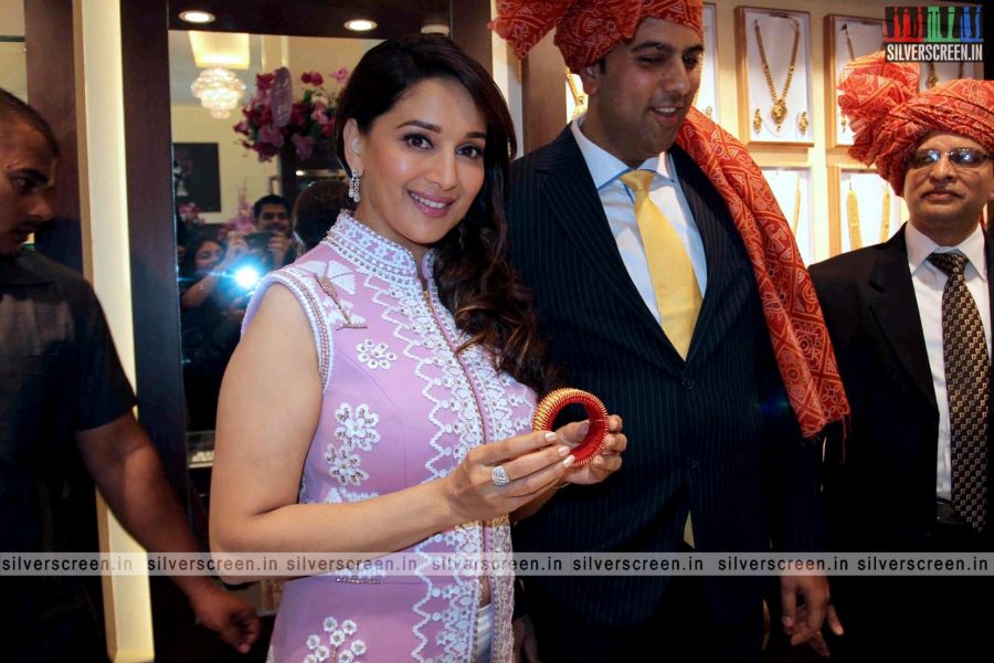 madhuri-dixit-inaugurates-pn-gadgil-jewellery-showroom-photos-011.jpg