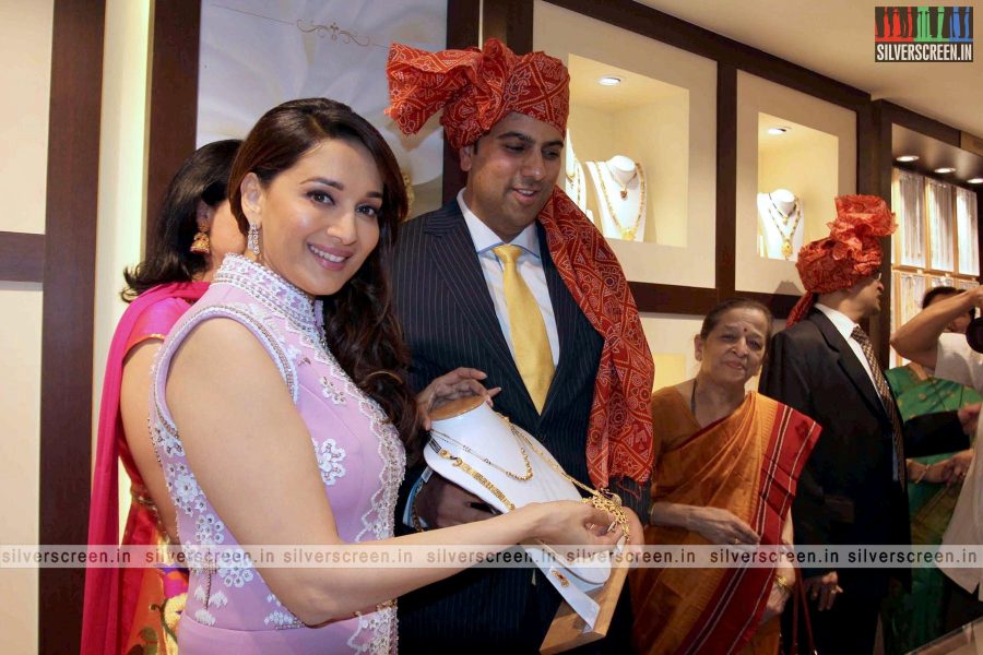 madhuri-dixit-inaugurates-pn-gadgil-jewellery-showroom-photos-017.jpg