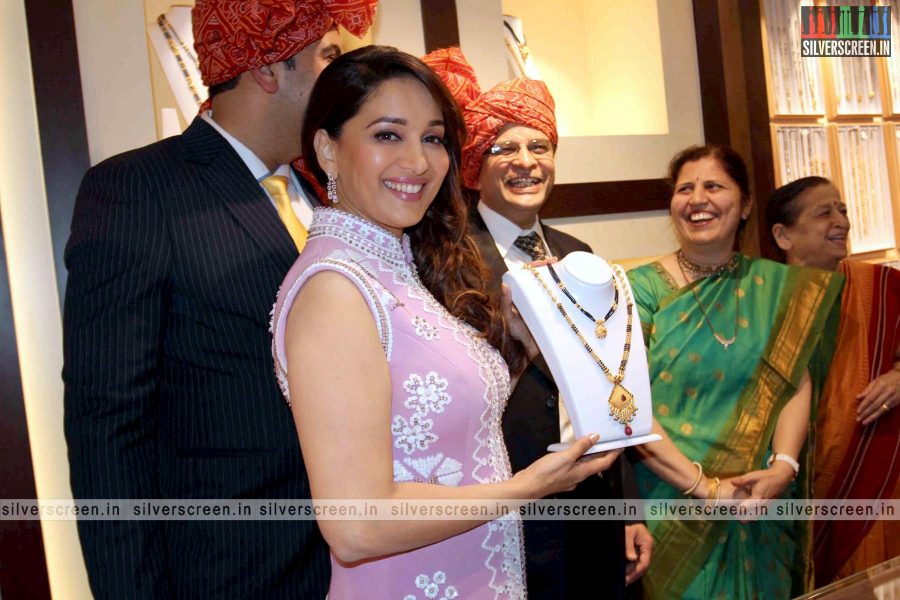 madhuri-dixit-inaugurates-pn-gadgil-jewellery-showroom-photos-018.jpg