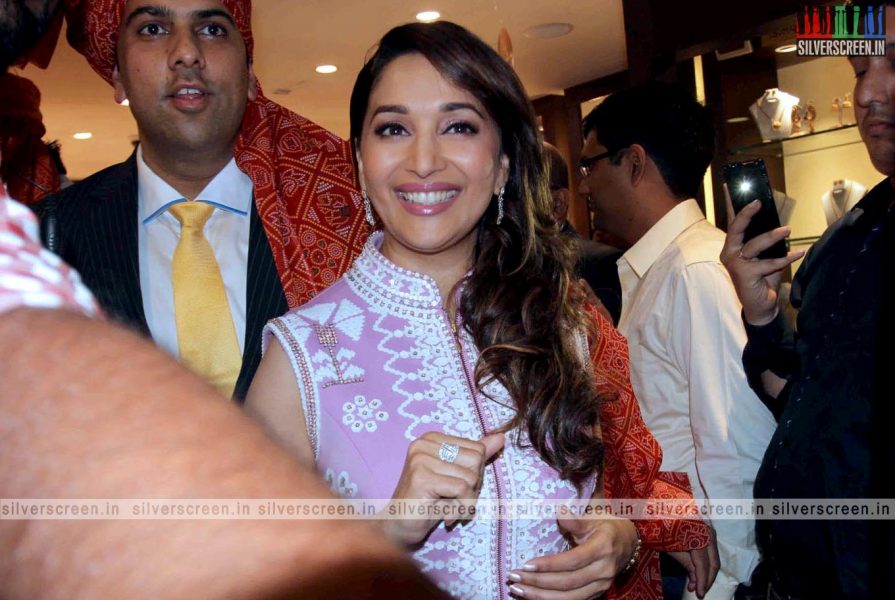 madhuri-dixit-inaugurates-pn-gadgil-jewellery-showroom-photos-020.jpg