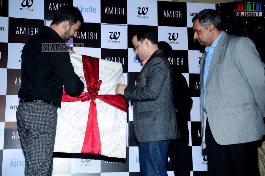 Akshay Kumar Releases Amish Tripathi's book Scion of Ikshkavu.