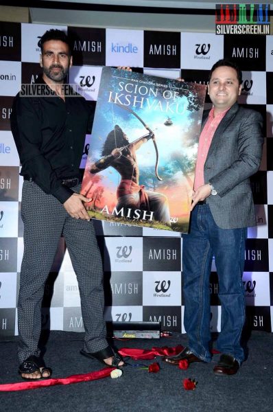 Akshay Kumar Releases Amish Tripathi's book Scion of Ikshkavu.