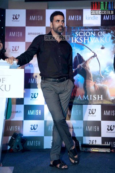 Akshay Kumar Releases Amish Tripathi's book Scion of Ikshkavu.