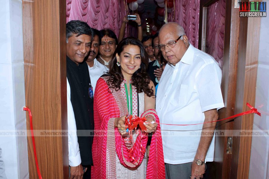 juhi-chawla-inaugurates-dialysis-centre-photos-004.jpg