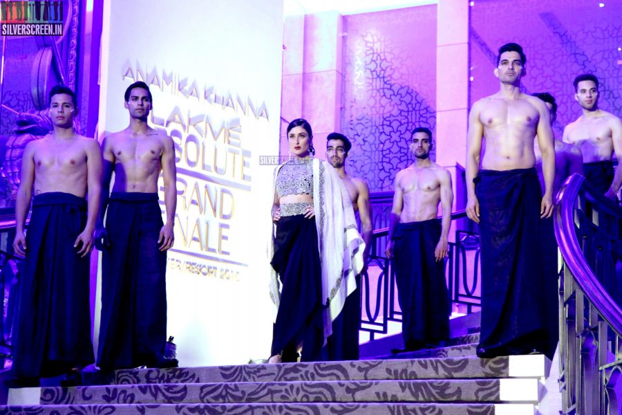 Kareena Kapoor at LFW 2015 Grand Finale for Anamika Khanna