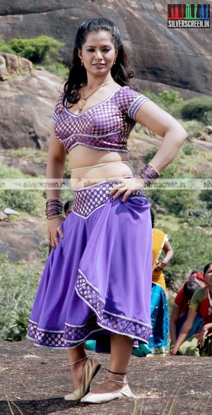 Nadhigal Nanaivathillai Movie Stills