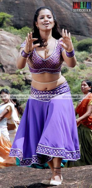 Nadhigal Nanaivathillai Movie Stills