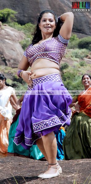 Nadhigal Nanaivathillai Movie Stills