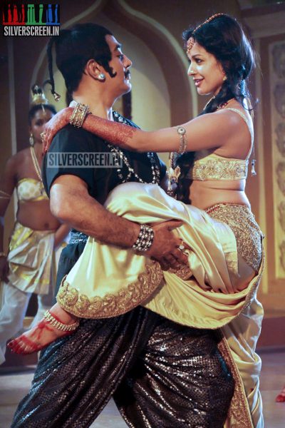 Actor Kamal Haasan and Pooja Kumar in Uttama Villain Movie Stills
