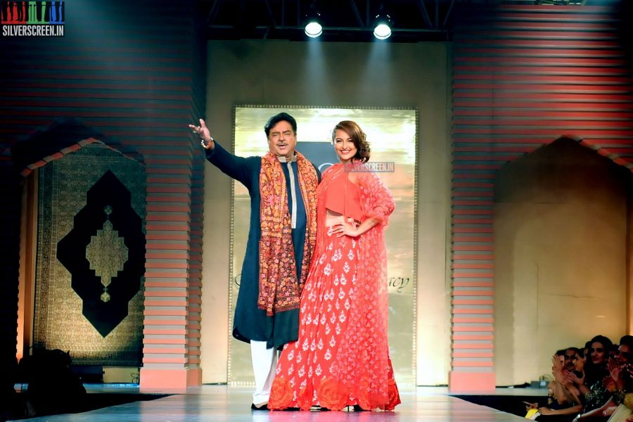 at Manish Malhotra's Mijwan Fashion Show Photos