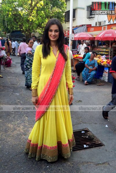 Evelyn Sharma Seeks Blessings for Ishqedarriyaan