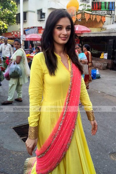 Evelyn Sharma Seeks Blessings for Ishqedarriyaan